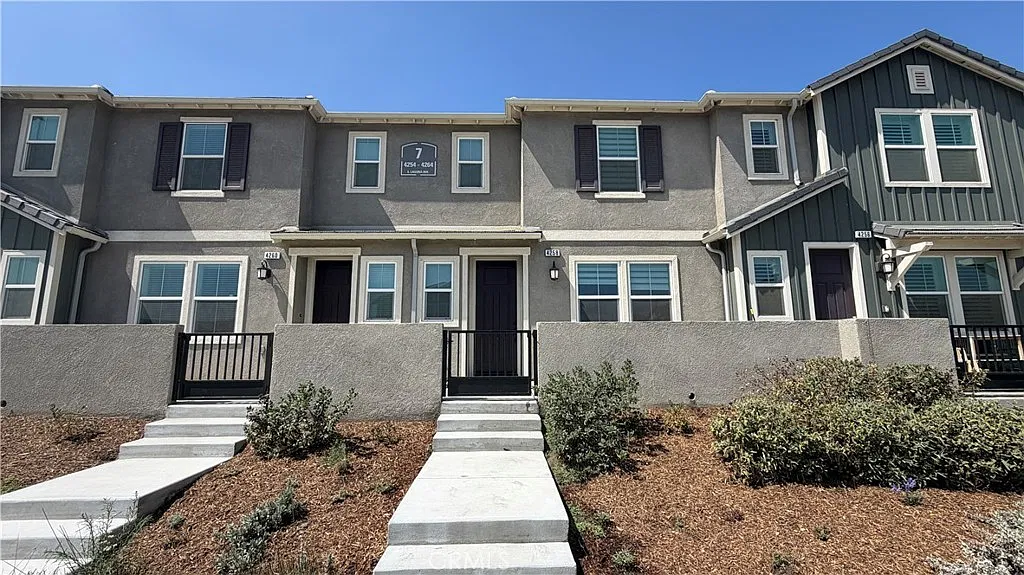 3 bed, 2.5 bath, 1455 sqft, $3,100 — Photo 1