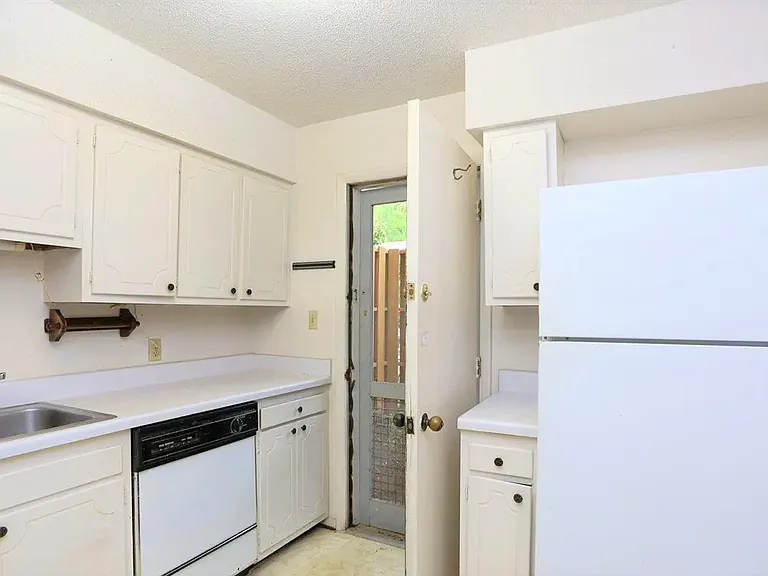 220 Elizabeth St #D4 — Photo 6