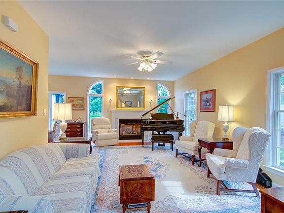4th image of 98 Stoessel Ave