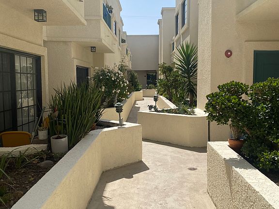 2nd image of 930 Venice Blvd #110
