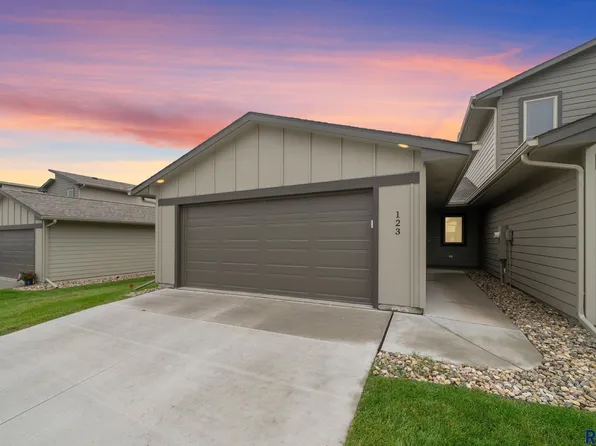 123 E Countryside Ave, Lennox, SD 57039