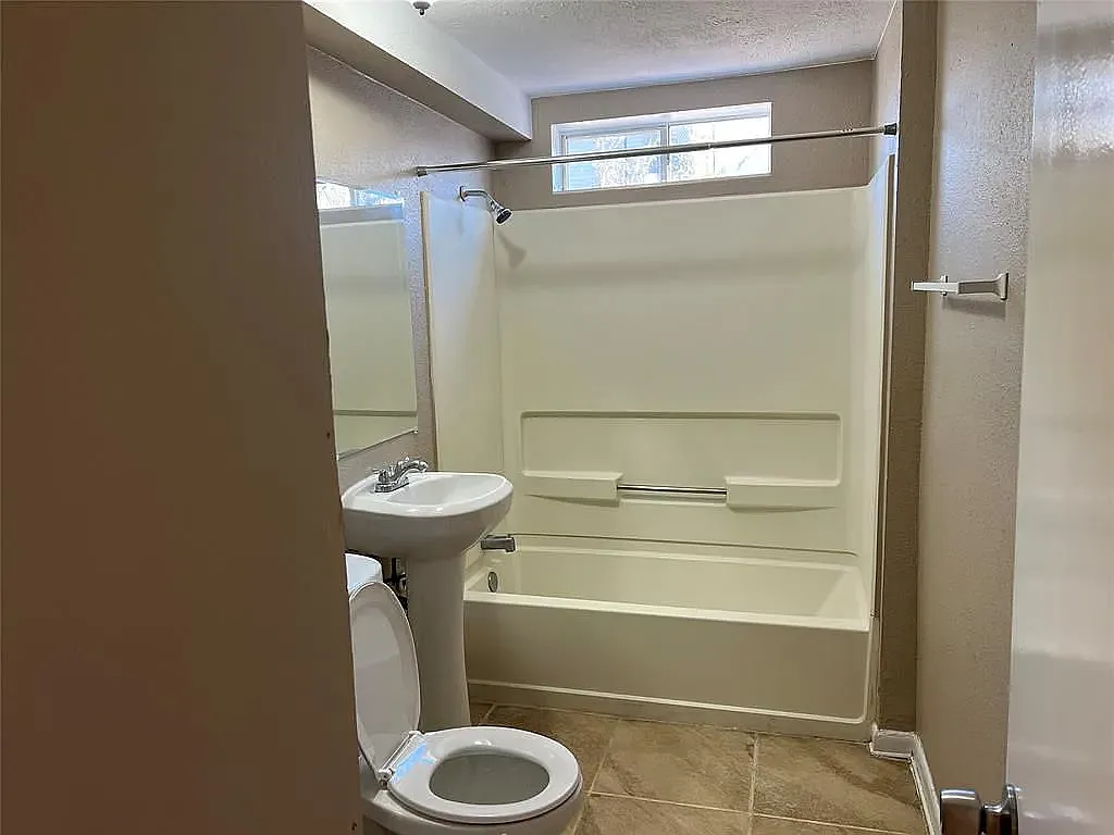 1519 Robin Street — Photo 2