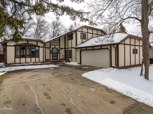 1207 S 22nd St, Grand Forks, ND 58201