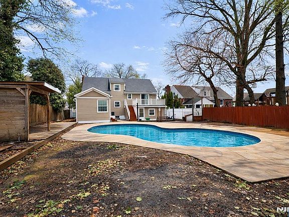 3rd image of 86 Howland Ave