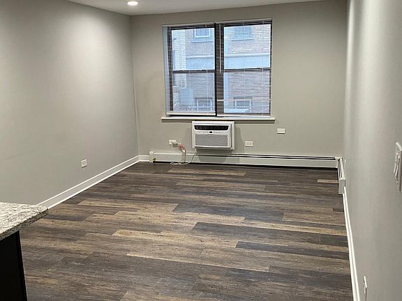 3rd image of 5750 N Kenmore Ave APT 506