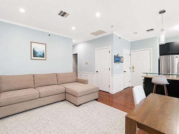 3rd image of 620 38th St Ste 104
