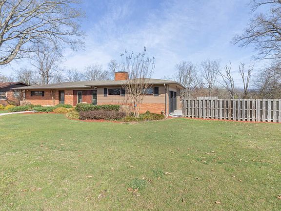 3rd image of 825 Brynwood Dr
