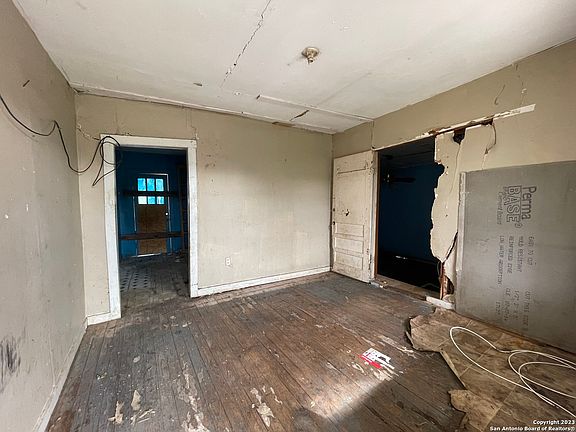 2nd image of 519 E PYRON AVE