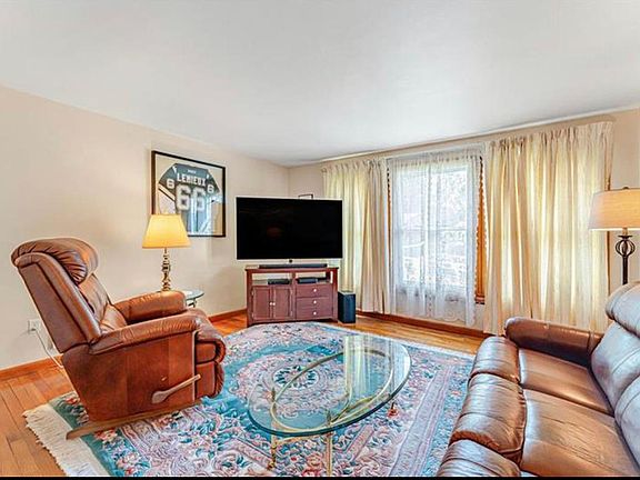 3rd image of 620 Pinefrost Dr