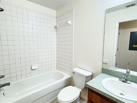 5th image of 842 Fox Lake Dr