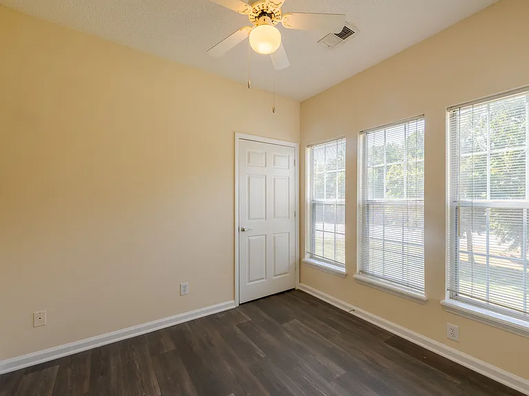 Abbington Place Apartments — Photo 11