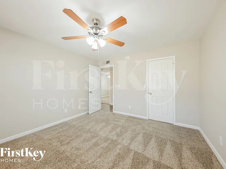 1419 W Ross Ave — Photo 10
