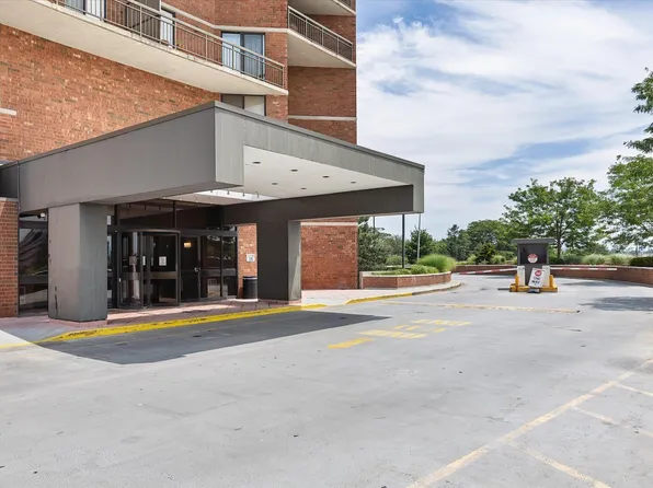 1705 Harmon Cove Tower image 2 of 49