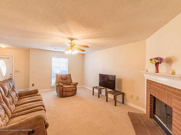 3rd image of 7121 Creekside Dr