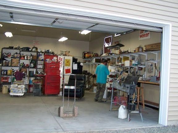 Extra large workshop with alley access.