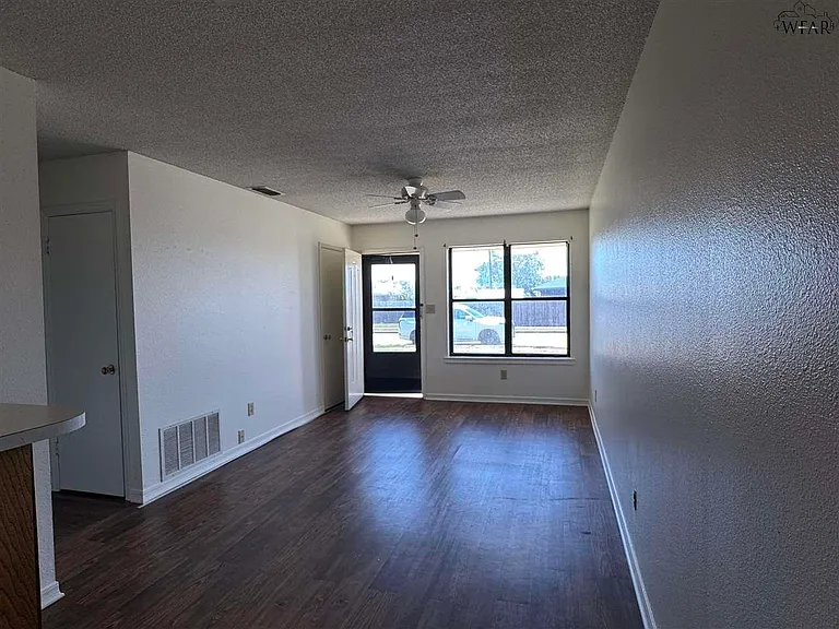 1208 Wendy Rdg — Photo 2