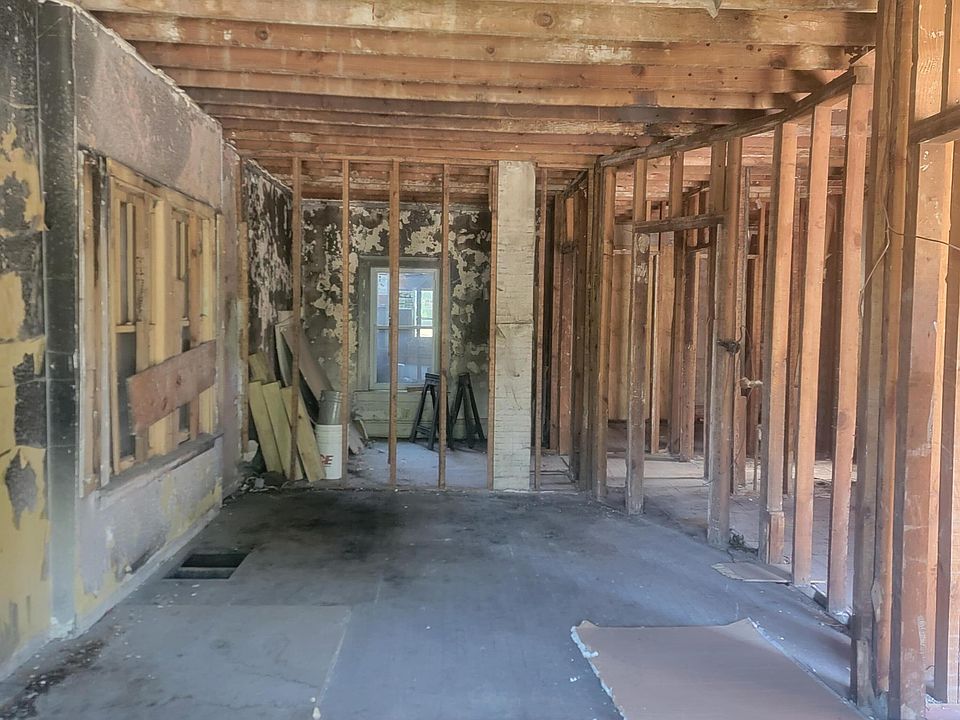 2nd image of 2385 Washington St