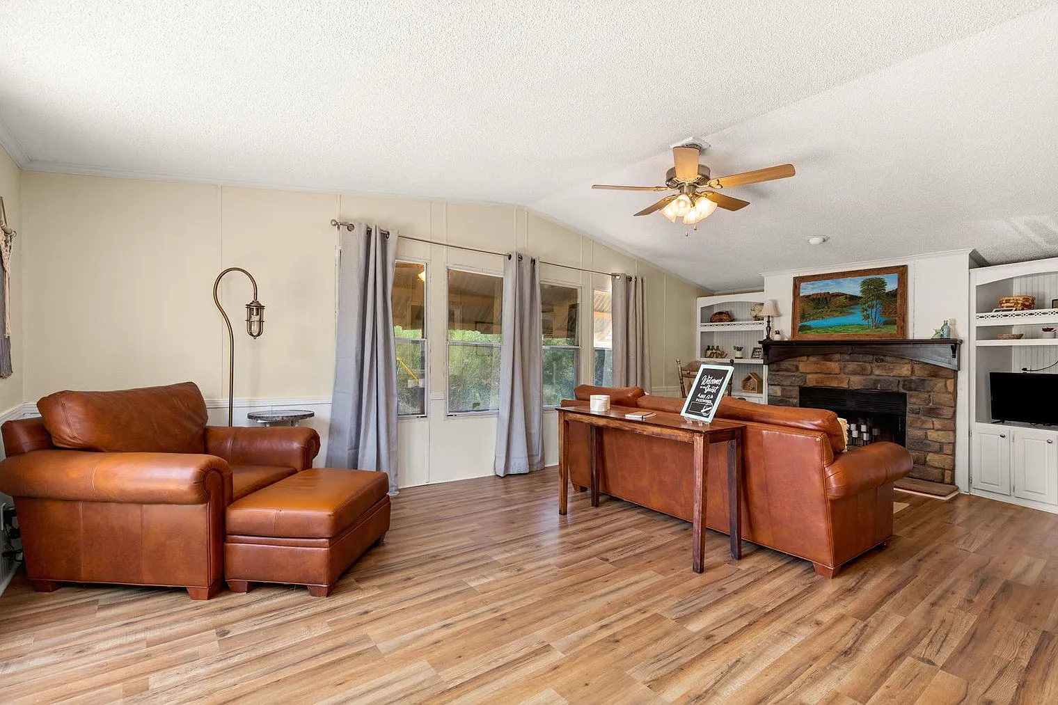 3 bed, 2.0 bath, 1819 sqft, $4,301 — Photo 3
