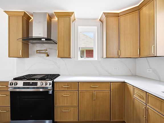3rd image of 431 Bowen Ct