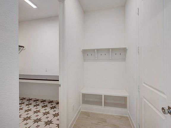 The Bluffwood - Mudroom