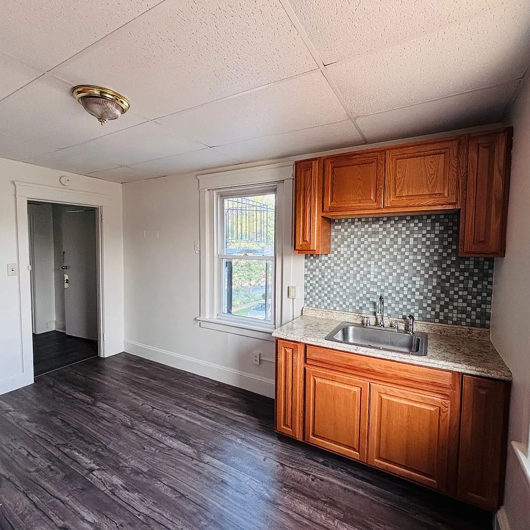 559 E. Broad Street — Photo 4