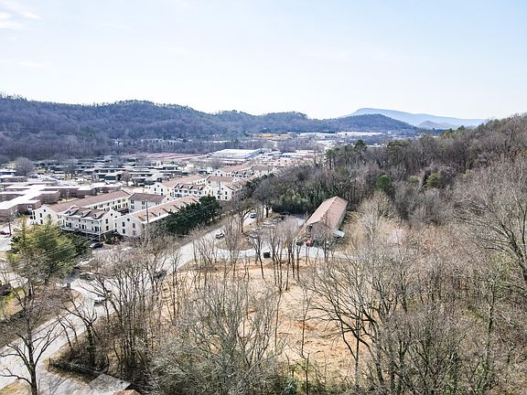 4th image of 925 Mountain Creek Rd