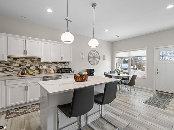 4th image of 165 Lakeside Rd #8