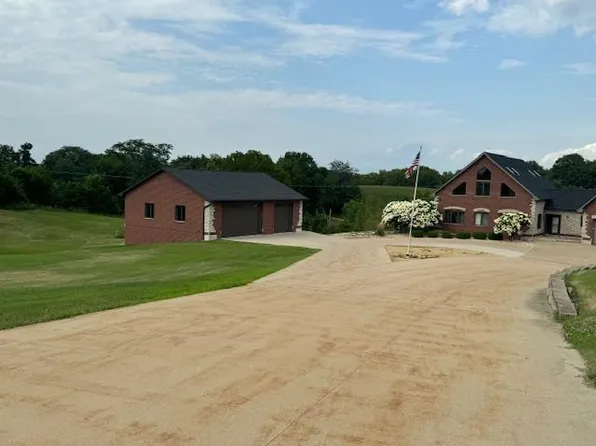 7339 S Walnut St, East Dubuque, IL 61025