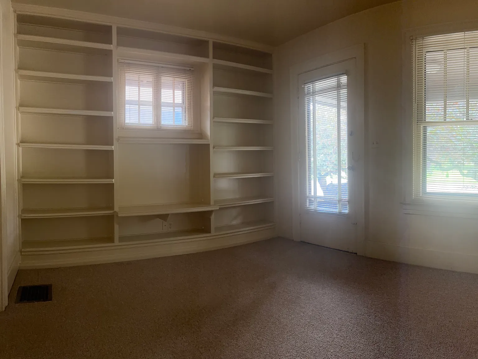 2413 Crittenden Dr — Photo 4