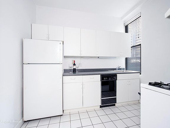 4th image of 828 7th Ave #2L