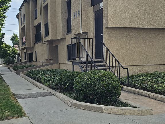 4th image of 248 E Buckthorn St APT 6