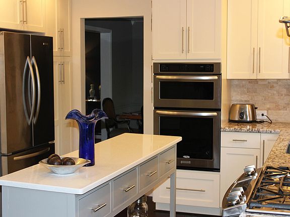 Kitchen w/new appliances, granite counter tops & movable Island convey.