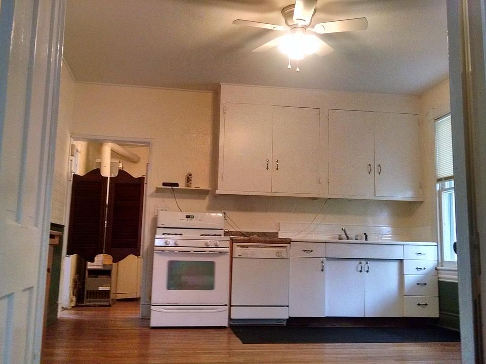 Eat-in kitchen, hardwood floor & ceiling fan