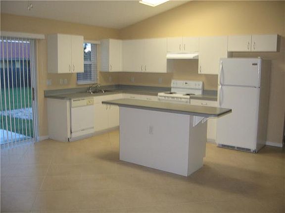 4th image of 549 SW Ester Ave