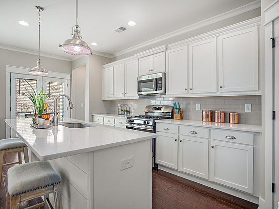 5th image of 1364 Woodridge Pl