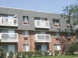 920 Ridge Sq APT 207, Elk Grove Village, IL 60007