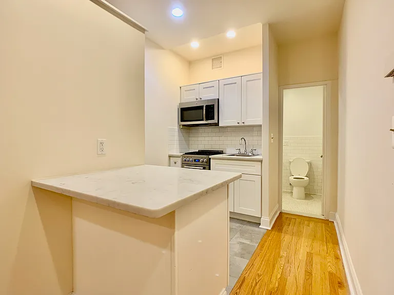 531 W 45th St #4C — Photo 2