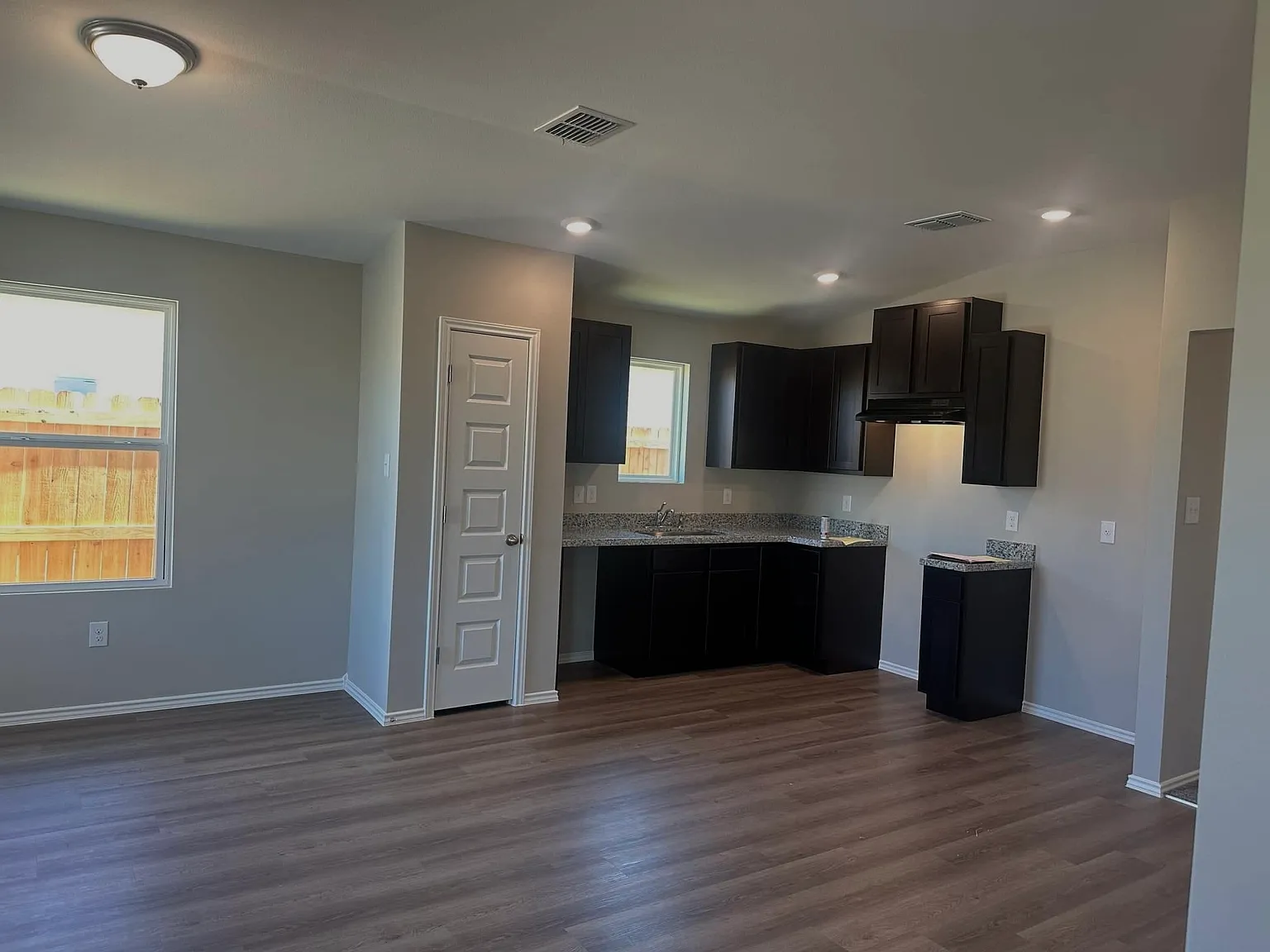 4 bed, 1325 sqft, $1,700 — Photo 1