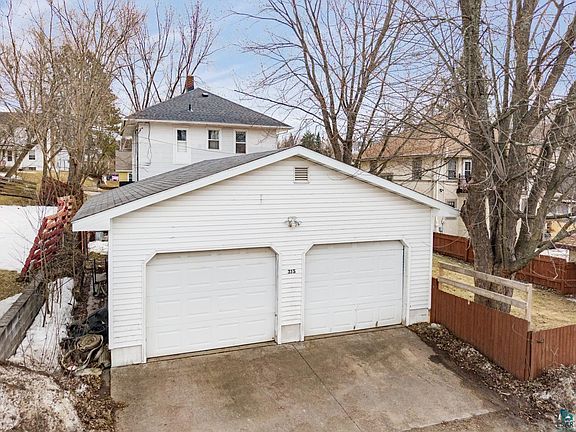 4th image of 315 Ave E