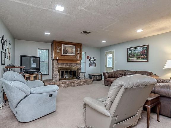 3rd image of 1103 San Saba Cir