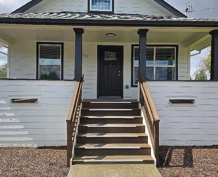 449 SW Elmwood Ave — Photo 1