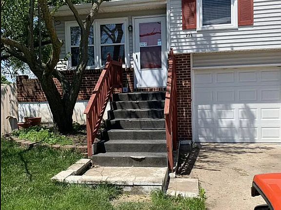 2nd image of 221-223 N Clinton St #221