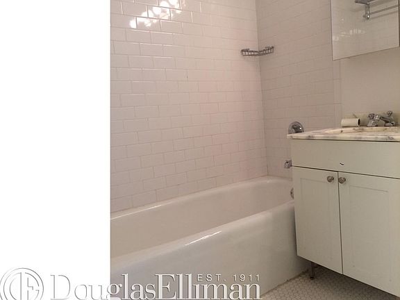 3rd image of 505 W 37th St Ph 4