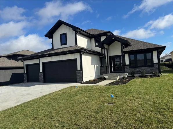 3217 SW Saddlebred Ter, Lees Summit, MO 64082