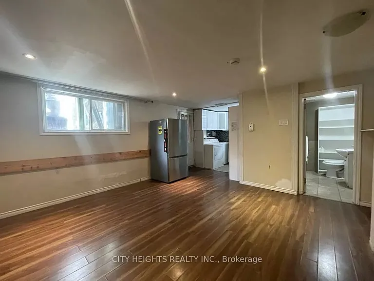 176 Fennell Ave E — Photo 6