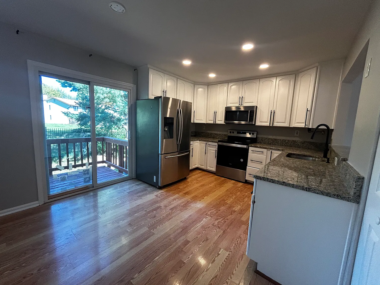 3 bed, 2.5 bath, 1294 sqft, $2,700 — Photo 2
