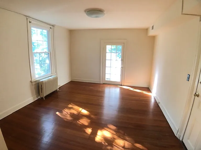 1900 Sulgrave Ave — Photo 2
