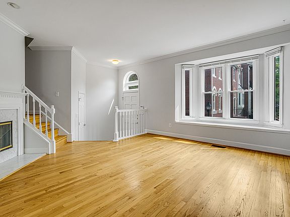 3rd image of 3915 Courtland Cir