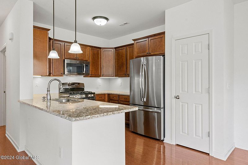 5th image of 7 Stacey Court