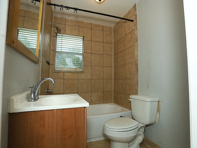 713 S Valderas St — Photo 7